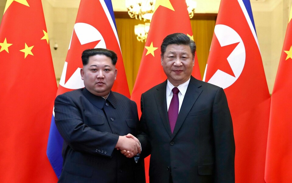 BESØK: Nord-Koreas leder Kim Jong-un besøkte Kina. Her er han sammen med president Xi Jinping.