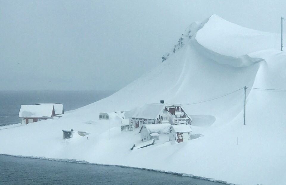 FARE: En svær snøskavl henger over hytta i Sarnes utenfor Honningsvåg i Finnmark. Det er stor fare for ras nord i Norge.