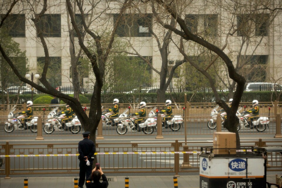 SIKKERHET: Mange motorsykler fulgte svarte biler i Kinas hovedstad Beijing. Flere tror at Nord-Koreas leder eller en annen viktig person fra landet er eller var på besøk.