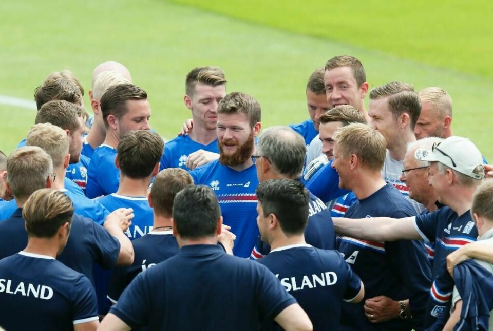 OVERRASKET: Island har overrasket i europa-mesterskapet i fotball. De vant over England. Søndag skal de spille mot Frankrike.