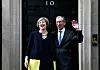 Bildet viser Theresa May og ektemannen Philip foran statsministerboligen i London.