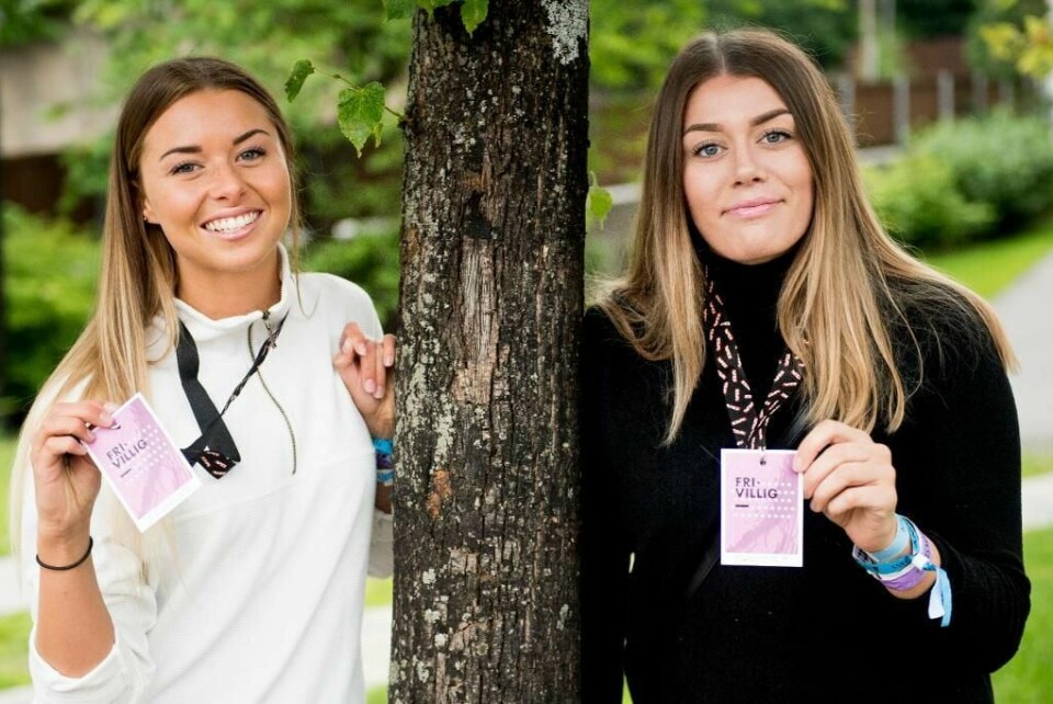 LURT: Venninnene Sandra Alstad (til venstre) og Irina Øhrbon ble lurt til å kjøpe falske billetter. De ville på Slottsfjell-festivalen. Nå jobber de som frivillige for å få festivalen med seg.