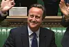 Bildet viser David Cameron. Han har nettopp holdt sin siste tale som statsminister. Han smiler mens han får applaus.