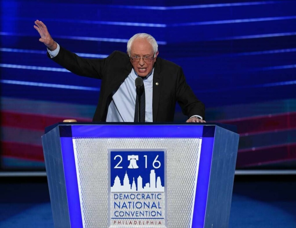 TALTE: Bernie Sanders ble en tøff konkurrent for Hillary Clinton i vår. Nå håper han at Clinton blir ny president i USA.