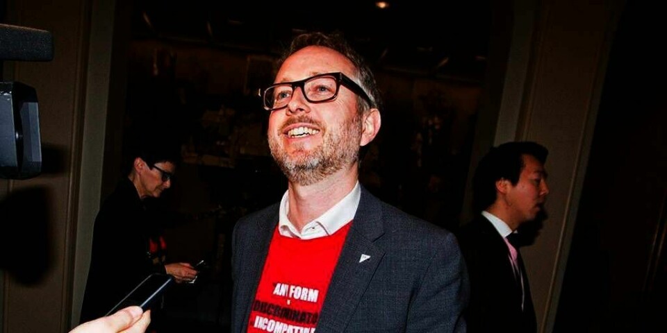 PROTEST: Politiker Bård Vegar Solhjell fikk refs for t-skjorta si tirsdag. Han gikk på Stortingets talerstol med en t-skjorte som protesterer mot diskriminering av homofile.