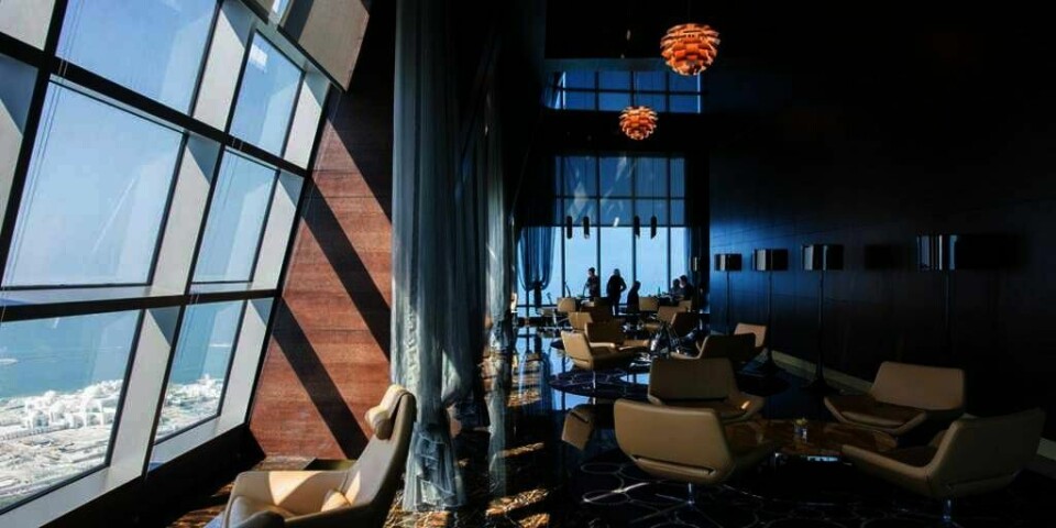 DESIGN:  Interiør i 74 etasje med utsikt fra toppetasjen til et av tårnene til Etihad towers i Abu Dhabi på Hotel Jumeirah i Etihad Towers. Designet eller designen er veldig fint eller fin, ifølge Språkrådet.