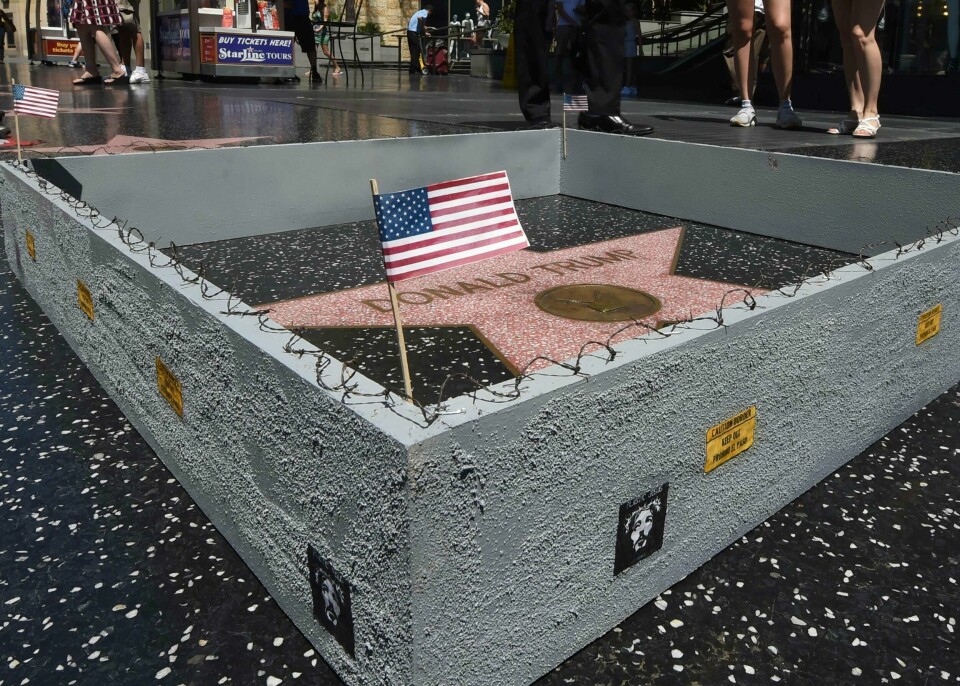 MUR: Kunstneren Plastic Jesus har bygget en mur til Donald Trump. Den står rundt stjerna hans i Hollywood.