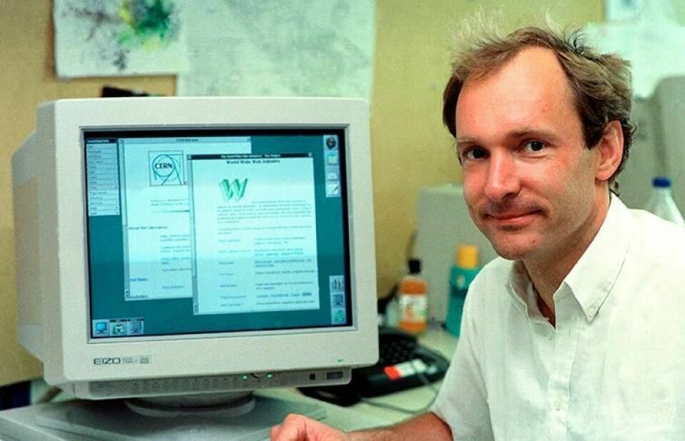 Tim Berners-Lee fant opp verdensveven. Han laget også den aller første nettsiden, i 1991.