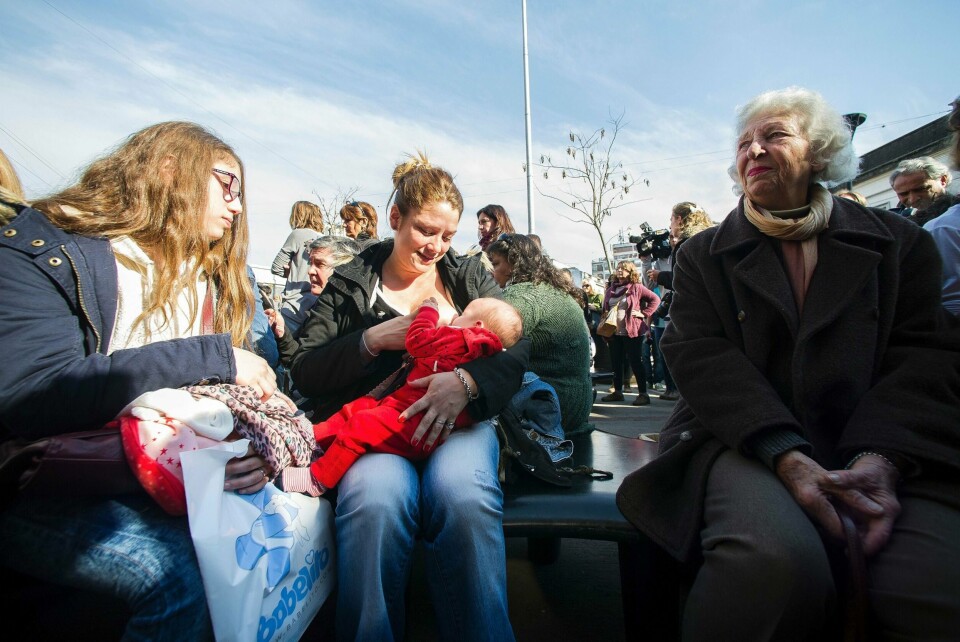 PROTESTERTE: Det er ikke alle land som lar kvinner amme offentlig. Det fikk mødre i Argentina til å demonstrere forrige søndag.
