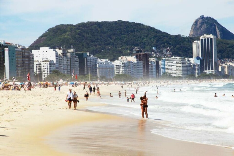 VIRUS: Du kan bli syk av å bade her. Copacabana er en av de mest populære strendene i Rio de Janeiro i Brasil. Her starter De olympiske leker om fem dager.