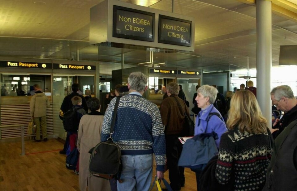 KØ: Det er lange køer ved passkontrollen på Oslo Lufthavn. Dette bildet er fra 2001.