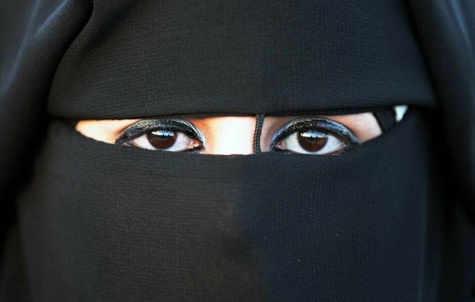 DEKKER: Regjeringen vil ikke forby hodeplagg som nikab i Norge. Men skoler og kommuner kan selv bestemme om det skal være lov.