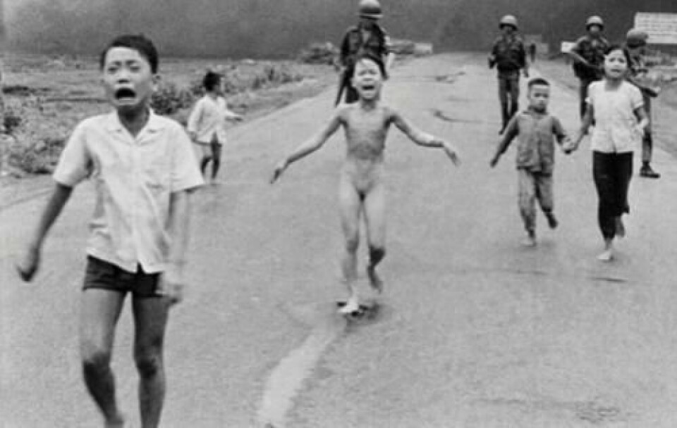 HISTORISK: Mange husker dette bildet fra Vietnam-krigen. Barn rømmer fra angrep. Facebook har fram til nå fjernet bildet fra folks profiler.