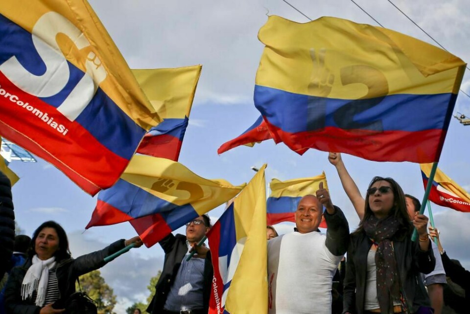 FEIRER: Mange folk i Colombia er lettet over at krigen i landet endelig er over. Her feiret de fredsavtalen i forrige uke.