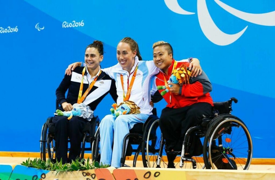 GULL: Sarah Louise Rung (i midten) jublet for gull søndag. Hun vant grenen 100-meter bryst i De paralympiske leker. Italienske Giulia Ghiretti (til venstre) vant sølv. Theresa Goh fra Singapore feiret bronse.