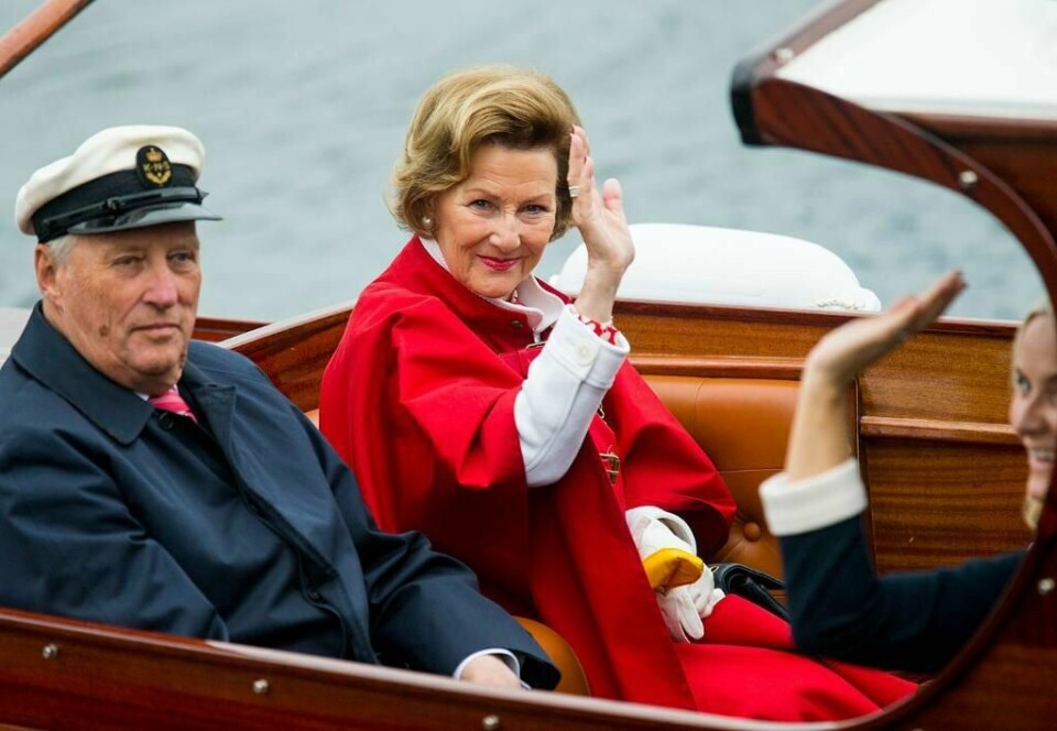 FEIRER: Kongeparet har vært dronning og konge i 25 år. De avslutter jubileet sitt med å invitere folk på utekino.