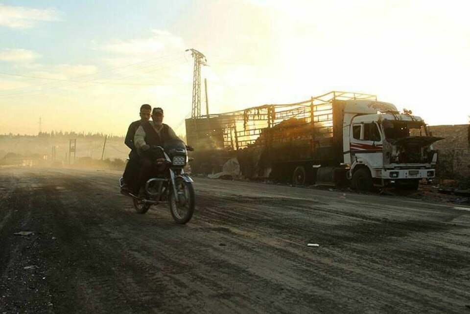 BOMBET: Lastebiler med nødhjelp til folk i Aleppo ble bombet mandag. Nå skal FN prøve å sende nye biler.