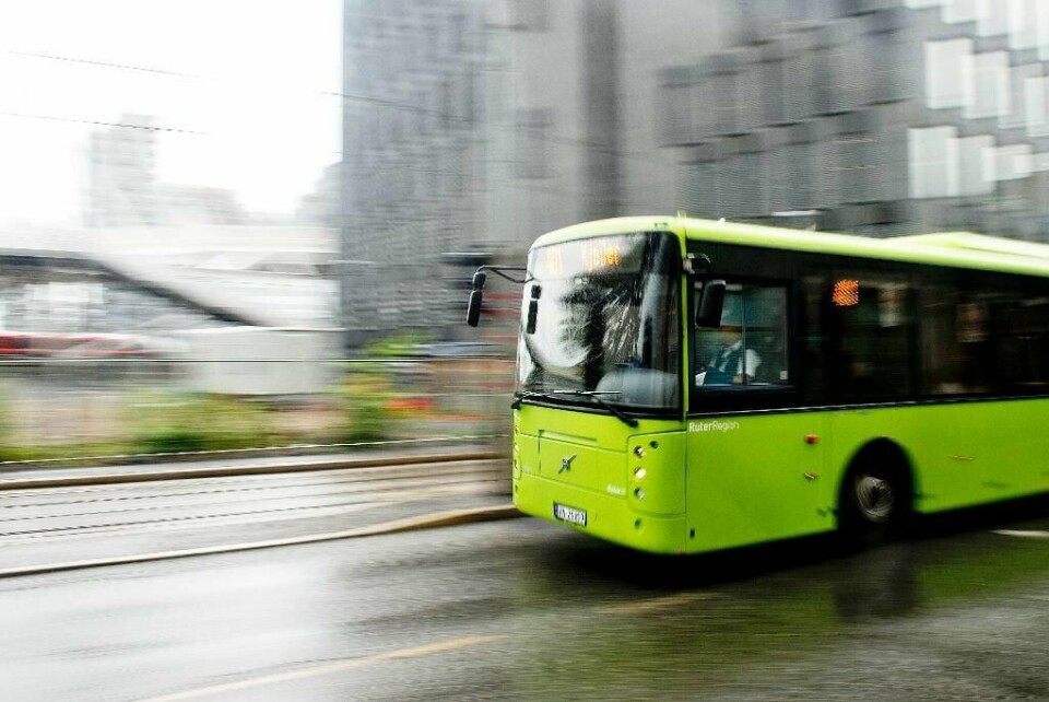 BELTE: Du bør huske sikkerhetsbelte når du kjører langt med buss. Fra nå av vil du få 1.500 kroner i bot om du glemmer det.