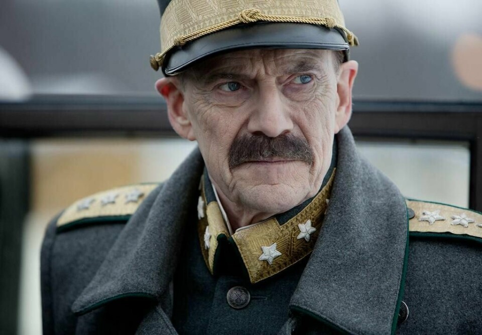 KONGEN: Jesper Christensen fra Danmark spiller rollen som kong Haakon. Han sa nei til å samarbeide med Hitler og Tyskland.