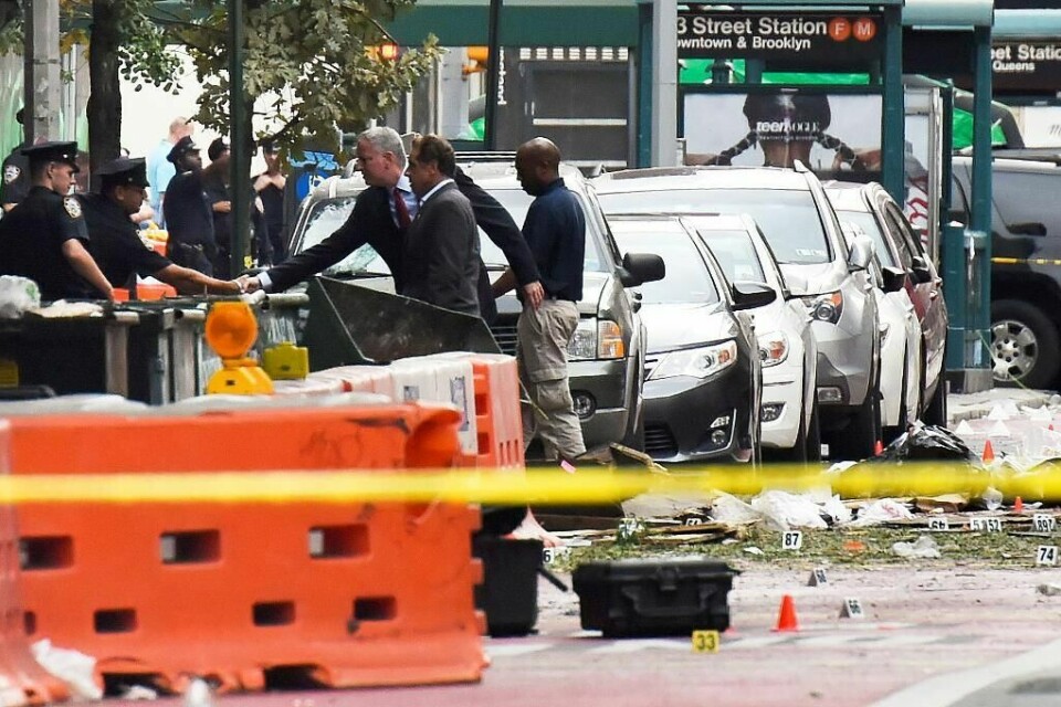 EPKSPLOSJON: 29 ble skadd i det ene angrepet i New York i USA. Her besøker guvernøren stedet der en bombe eksploderte lørdag.