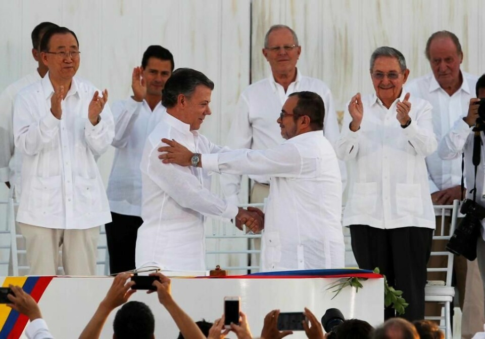 HISTORISK: En avtale om fred er signert i Colombia. Det er en historisk avtale. På bildet er president Juan Manuel Santos og Rodrigo Londoño. Han er leder for FARC.