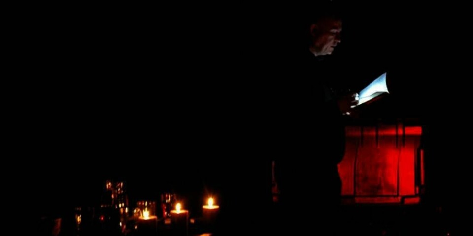 MØRKE:  Forfatter Jon Ewo leser i mørket for elevene på Jordal skole i Oslo. Det er under lanseringen av boka «Respekt».