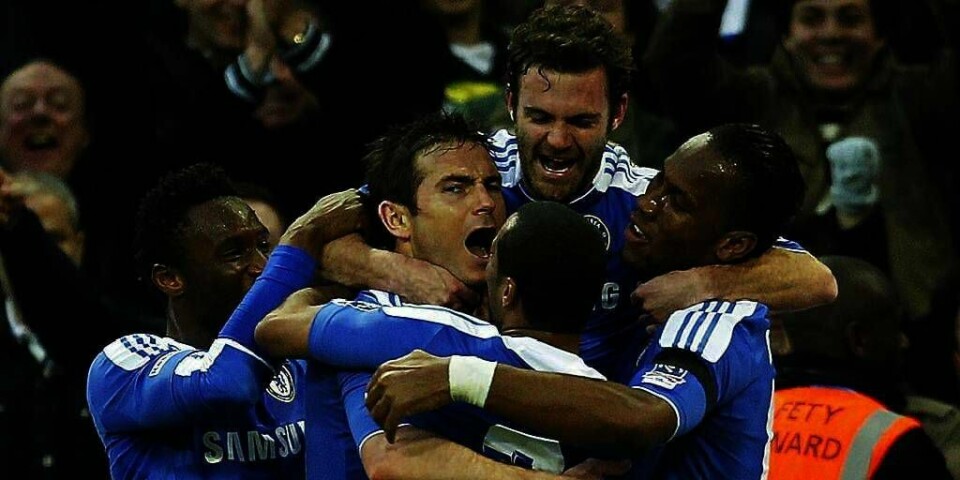 JUBLET: Laget Chelsea jublet da Frank Lampart (i midten) skåret lagets fjerde mål søndag. Chelsea gikk videre til finalen i cupen i Storbritannia. Der venter laget Liverpool.