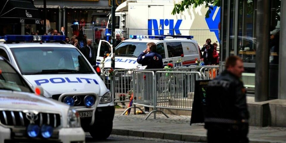 BRANT: Det brant i genseren til en mann utenfor Oslo tingrett tirsdag. Politiet fikk stanset brannen. Mannen skal ha ropt høyt og forsøkt å komme seg inn.