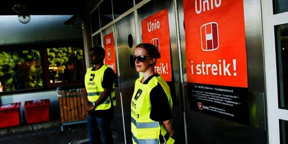 STREIK: Tirsdag fikk enda flere personer ut i streik. Tusener av ansatte i stat og kommune vil ha høyere lønn. Disse to står streikevakt utenfor politihuset i Oslo.