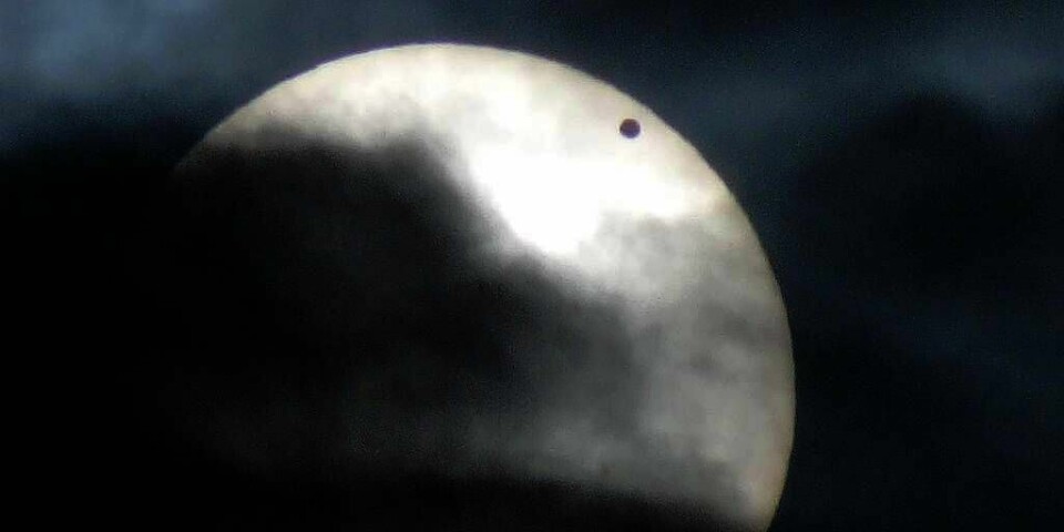 LITEN: Skyene lå onsdag morgen som et teppe øst for Oslo. Men sola glimtet likevel igjennom. Da kunne morgenfuglene følge Venus' siste del av passasjen foran sola.