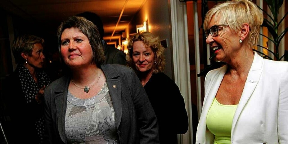 LETTET:  Gunn Olander (til høyre) i YS Kommune og Mimi Bjerkestrand (til venstre) fra Unio kommune kunne tirsdag kveld si at streiken er over. De godtok et tilbud om minst 12.000 kroner mer i lønn.