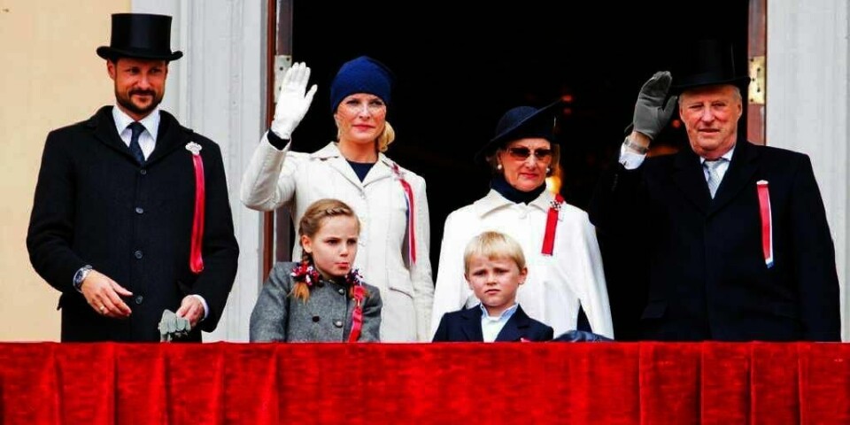 VINKET: Kongefamilien vinket fra balkongen på Slottet 17. mai. Flere ble overrasket over den spesielle lua til kronprinsesse Mette-Marit.