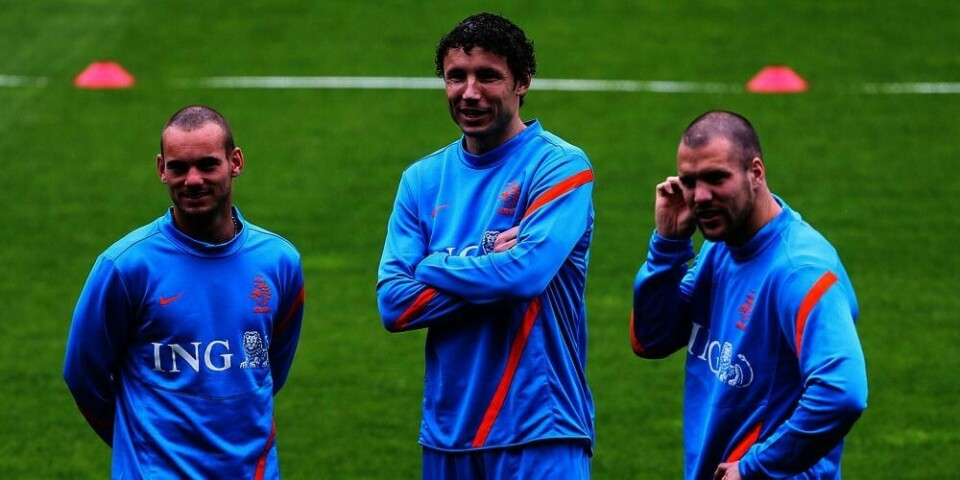 HETSET: Sneijder, van Bommel, Vlaar og resten av Nederlands fotball-landslag skal ha blitt hetset på trening i Polen. Flere tilskuere skal ha ropt og laget apelyder mot spillerne. Landslags-kaptein Mark van Bommel sier at laget ikke aksepterer hets. De vil gå rett til dommeren dersom det skjer under europa-mesterskapet (EM) i fotball.