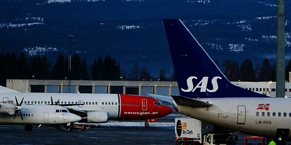 SLITER:  Flyselskapene taper penger på at vekterne streiker. Årsaken er at passasjerer avbestiller eller utsetter reiser. Nå vurderer selskapene å permittere ansatte.