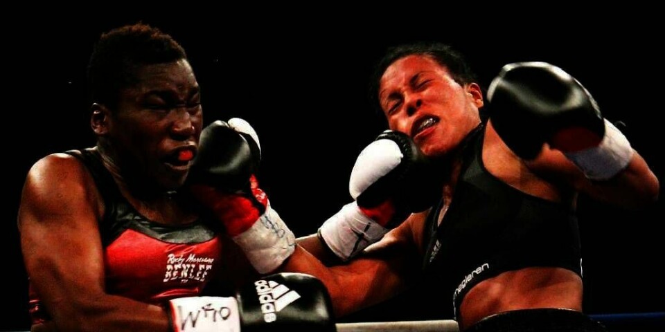 VANT: Den norske bokseren Cecilia Brækhus (til høyre) vant mot tyske Jessica Balogun lørdag.
