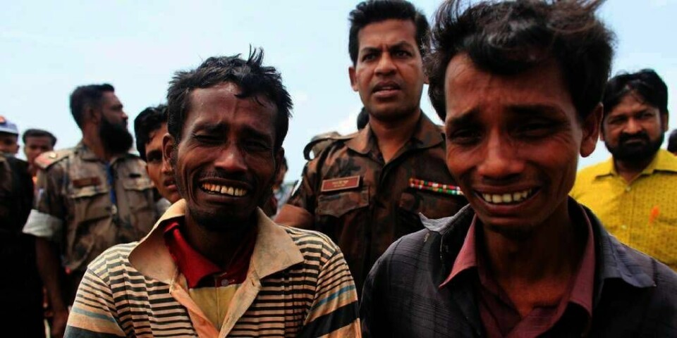 FLYKTET: Disse mennene fra folket rohingya har flyktet fra volden i Myanmar. Her blir de pågrepet av grense-vakter i Bangladesh. De får ikke lov til å komme inn i Bangladesh.