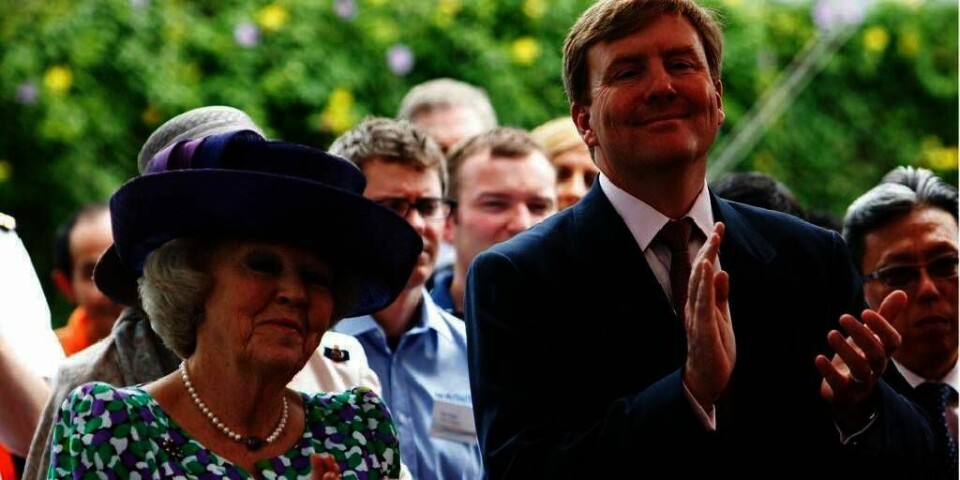 KONGE: Nederlands dronning Beatrix (til venstre) gir fra seg tronen. 30. april blir hennes eldste sønn Willem-Alexander konge.