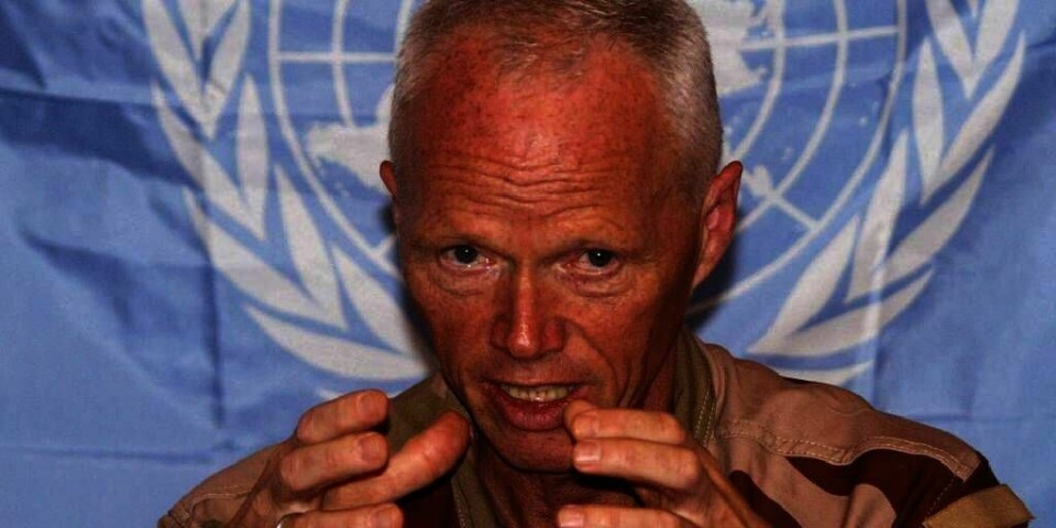 FN: Norske Robert Mood leder FN-observatørene i Syria. De blir i landet selv om de staig blir angrepet.