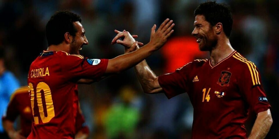 FAVORITTER: Spania er nåværende europamestre. Spania og Tyskland er favoritter til å vinne mesterskapet. På bildet feirer Xabi Alonso (til høyre) og Santi Cazorla et av målene mot Frankrike. Alonso scoret begge målene da Spania vant over Frankrike i kvartfinalen.