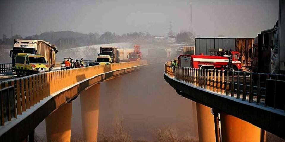 KOLLISJON:  Rundt 100 biler krasjet inn i hverandre på en motorvei i Sverige tirsdag. Én person døde og 46 ble skadd. Folk kjørte for fort på den glatte og tåkete veien.