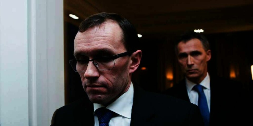 FORTSETTE: Utenriksminister Espen Barth Eide (foran) vil ikke at norske selskap forlater land med terrorfare. Da får terroristene det som de vil.