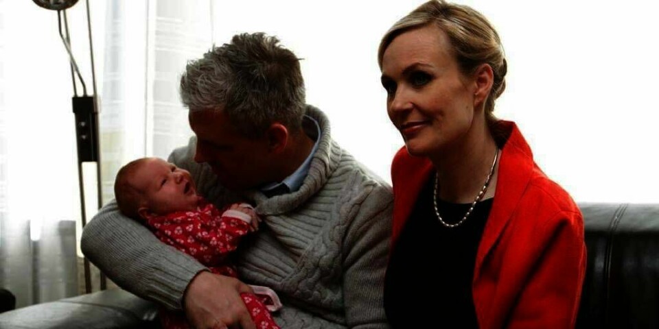 VALGKAMP:  Thora Arnorsdottir snakker med media, mens ektemannen holder deres fire uker gamle datter. Arnorsdottir håper å bli valgt til ny president på Island lørdag.