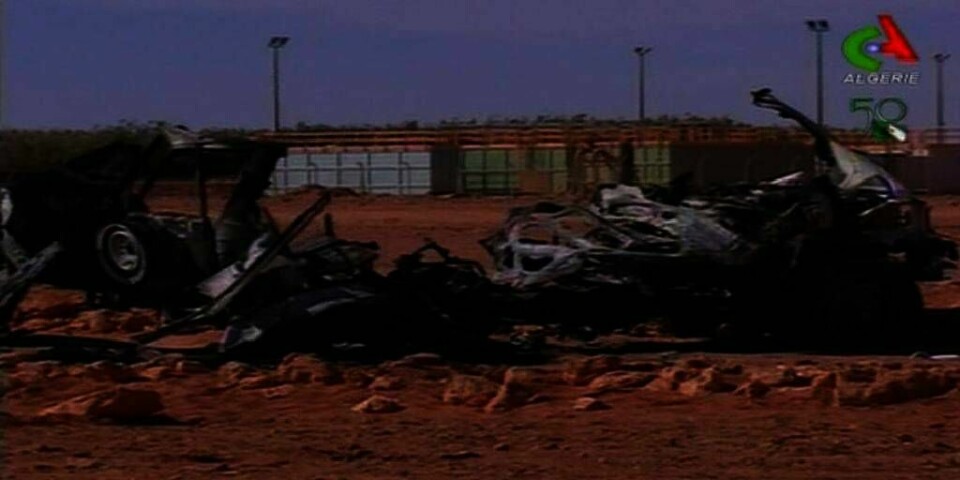 BOMBET: Terrorister forsøkte å reise i disse bilene under gisseldramaet torsdag. Algeriske soldater skjøt og bombet bilene. Lørdag fikk soldatene kontrollen over anlegget.