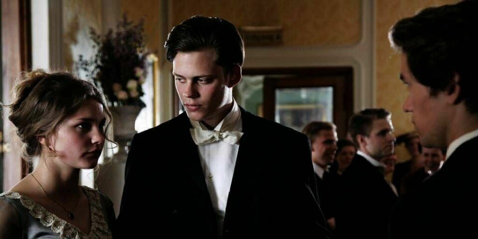 VICTORIA: Romanen «Victoria» av Knut Hamsun er blitt film. Den har premiere 1. mars. Iben Akerlie (til venstre) spiller Victoria, Bill Skarsgård (i midten) spiller Otto og Jakob Oftebro (til høyre) spiller Johannes.