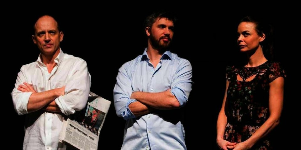 BEDRAG: Nå sendes stykket «Bedrag» ut på turné over hele Norge. Agnes Kittelsen (til høyre) spiller , Nicolai Cleve Broch (i midten) spiller og Samuel Fröler (til venstre) spiller.