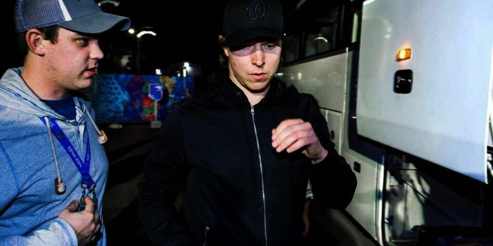 HJEM: Nicklas Bäckström (midten) flyr hjem fra De olympiske leker (OL) i Sotsji. Han ble avslørt i doping. Svensken fikk ikke spille i finalen i ishockey mot Canada.