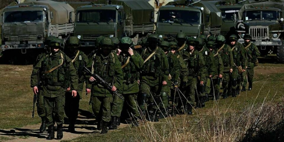 KONFLIKT: Soldater marsjerer utenfor byen Simferopol på Krim i Ukraina mandag. Soldatene skal være fra Russland. Ukrainere hevder at mange soldater har kommet fra Russland og inn på Krim-halvøya.