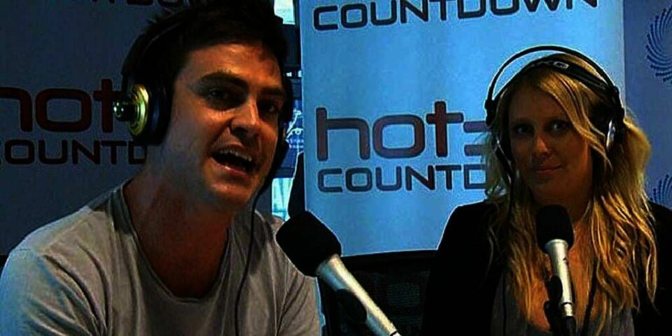 FORTSETTER:  Journalistene Michael Christian (til venstre) og Mel Grieg (til høyre) tulleringte til et sykehus. De fikk vite ting om hertuginne Kate sin helse. En sykepleier tok sitt eget liv etter spøken. Men de to får beholde jobbene sine.