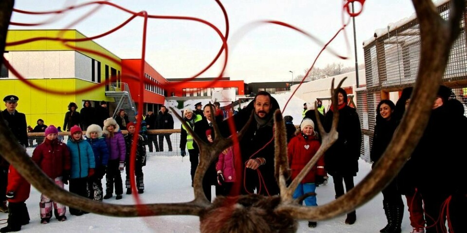 FEIRER: Onsdag 6. februar er samenes nasjonaldag. Kronprins Haakon feiret dagen i Kirkenes. På Kirkenes barne- og ungdomsskole fikk han blant annet prøve å kaste lasso. Kulturminister Hadia Tajik (til høyre) og sametingspresident Egil Olli var med på feiringen.