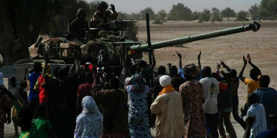 JUBEL:  Franske soldater blir hilst av jublende mennesker når de kommer inn i Timbuktu i Mali. Folk jubler over at islamistene er jaget ut av byen. De tvang folk til å følge strenge muslimske lover, og ødela veldig verdifulle kulturminner.